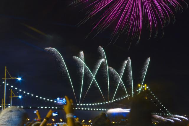 O show de luzes e cores na ponte que liga Florianópolis à Santa Catarina é um dos mais bonitos do Brasil (Créditos: Shutterstock)