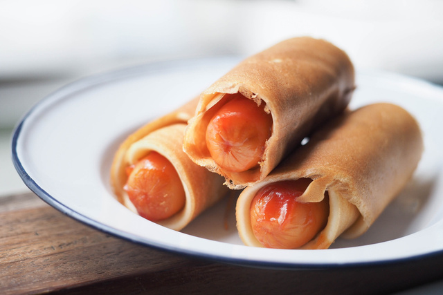 Criançada em casa? Enroladinho de salsicha na massa de panqueca é receita prática de lanche para as férias