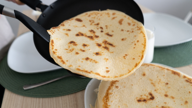 Dois minutos, dois ingredientes: aprenda a fazer panquecas sem farinha de um jeito ainda mais fácil e saboroso