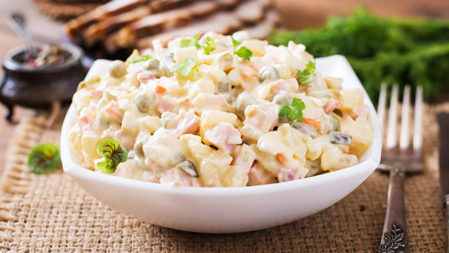 Um acompanhamento clássico como a maionese tradicional é o que não pode faltar nesse dia especial (Créditos: TudoGostoso)