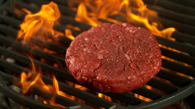 A manteiga pode deixar a carne muito mais suculenta e macia na grelha. (créditos: Shutterstock)