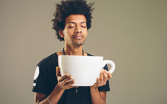 5 erros mais comuns ao beber café podem afetar o coração, a digestão, o sono e até a absorção de nutrientes, comprovados pela ciência