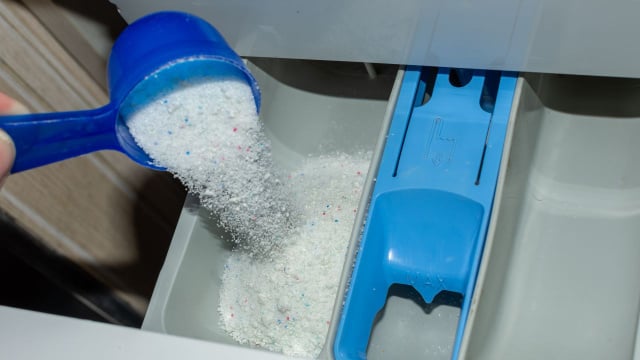 Com quantos anos você descobriu que dissolver o sabão em pó pode evitar manchas nas roupas?