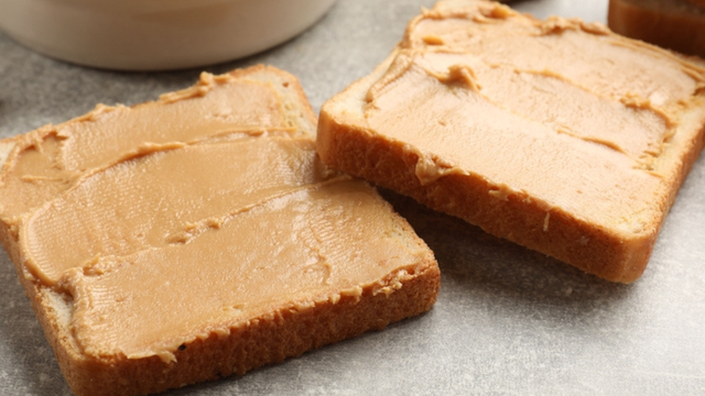 Veja o que acontece com seu corpo quando você come manteiga de amendoim todos os dias