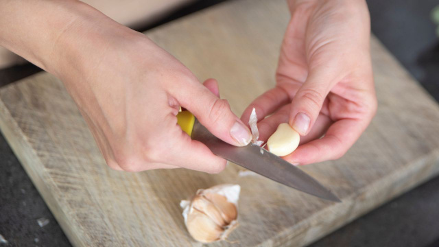 Como tirar o cheiro de alho das mãos: 3 métodos infalíveis que realmente funcionam