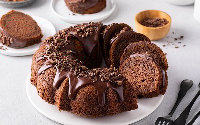 Bolo de chocolate molhadinho com calda quente é a combinação mais irresistível do mundo e a receita é muito prática