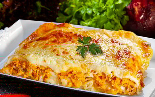 Segunda sem carne vermelha: lasanha de frango com queijo cremosa, gratinada e fácil de fazer