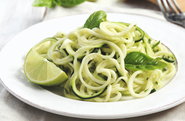 “Espaguete de abobrinha é a melhor maneira de comer menos massa”: uma nutricionista compartilha sua receita simples e deliciosa com limão, ricota e parmesão