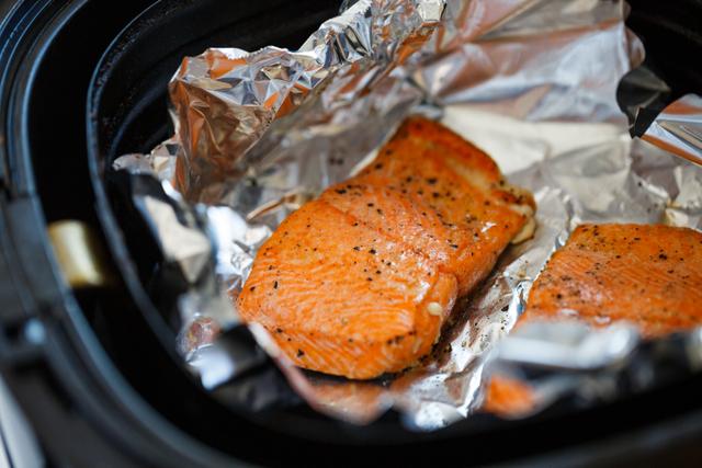 É seguro usar papel-alumínio na airfryer? TudoGostoso responde e ensina como usar a fritadeira com segurança