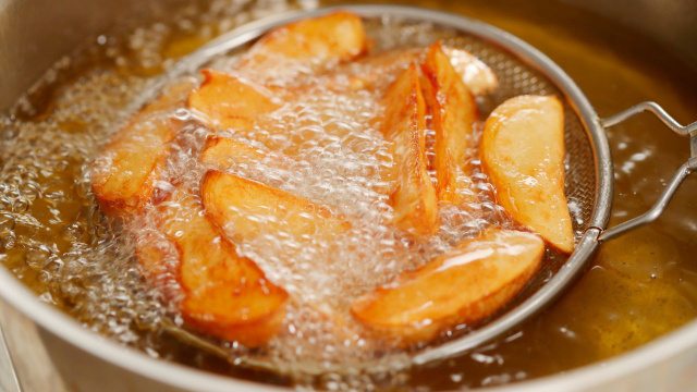 Batata frita em óleo bem quente (Créditos: Canva)