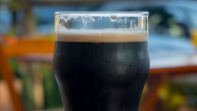 Existem muitos estilos de cerveja preta, com diferentes sabores e intensidades (Créditos: Alexandre Lima/Pexels)