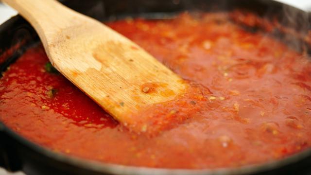 Nem açúcar, nem bicarbonato: é assim que se tira a acidez do tomate sem usar nenhum ingrediente extra!