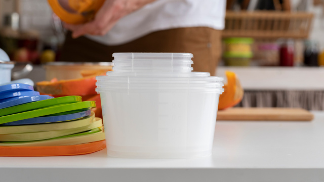 Especialistas em segurança alimentar alertam que devemos jogar fora tupperwares e recipientes com essas marcações