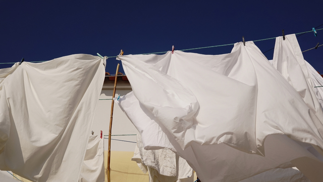 Roupas brancas brilhando como novas: adicione 2 colheres de chá deste produto ao tambor da máquina e diga adeus aos produtos caros
