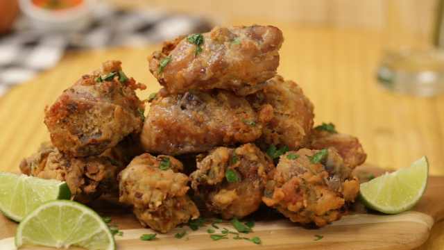 Esse é jeito certo de fazer um bom frango à passarinho: crocante por fora, bem temperado e macio por dentro