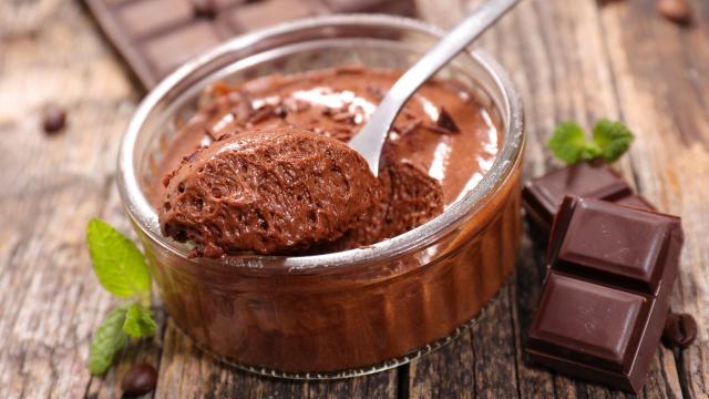 Mousse de chocolate crocante com poucas calorias é o doce perfeito para colocar na dieta de emagrecimento!