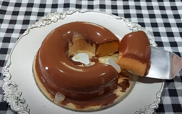 Isso não é sobremesa, é um abraço gelado em dias quentes: pudim de sorvete de doce de leite