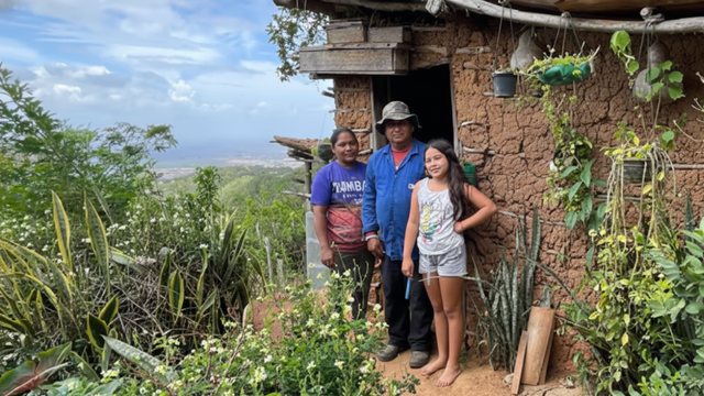 Uma casa de taipa no topo da serra e 55 anos de isolamento: como vive essa família do interior da Bahia