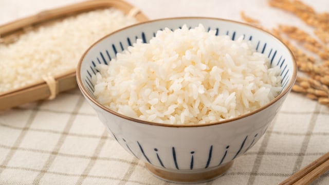 Uma colher de sopa para um copo de arroz – e ele fica soltinho como o de restaurante: não vira um mingau grudento e fica muito mais saboroso