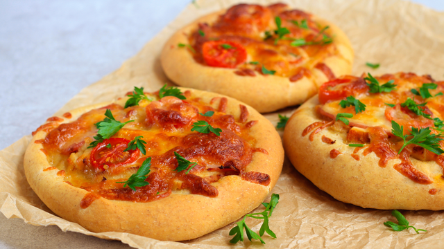 Lanche rápido e simples: basta misturar no liquidificador e colocar no forno para assar
