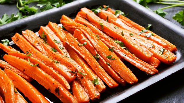 Assar as cenouras ajuda a concentrar os açúcares naturais do vegetal, deixando os pedaços caramelizados e muito mais saborosos (Créditos: Shutterstock)