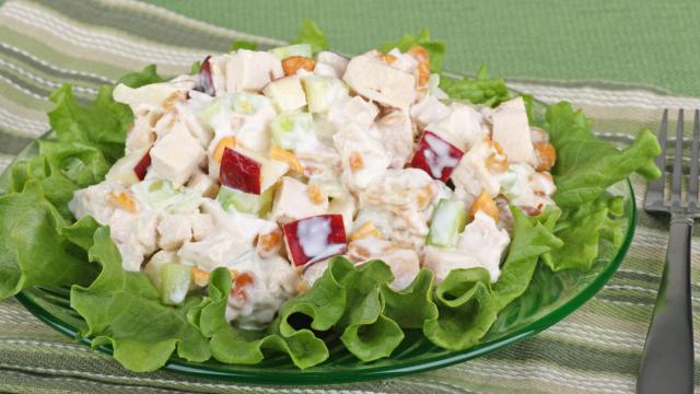 Essa salada de frango defumado é uma combinação incrível de sabores. (Créditos: TudoGostoso)