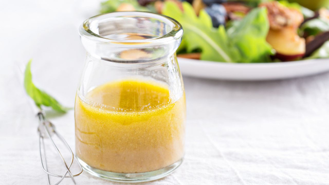 Receita do melhor molho para deixar a salada mais gostosa: doce, picante e muito fácil de fazer