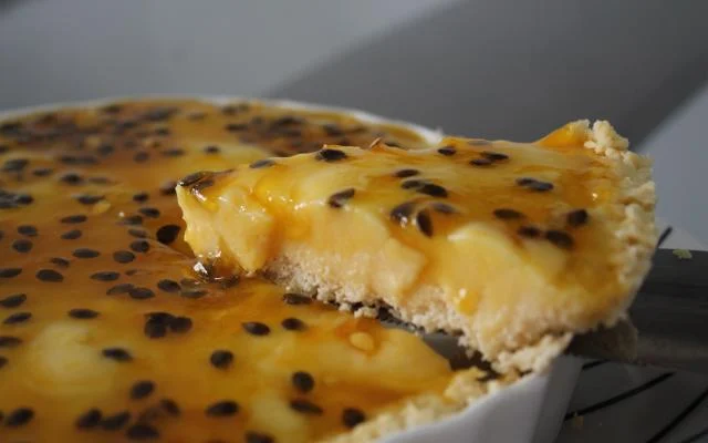 A torta de maracujá é deliciosa e fica linda na mesa (Créditos: TudoGostoso)