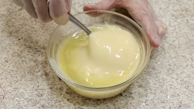 Cobertura do bolo de limão leva apenas dois ingredientes. (créditos: Reprodução/Youtube Isamara Amâncio)