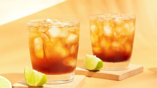 Chá gelado sabor mate em copos com cubos de gelo e fatia de limão para acompanhar (Créditos: Shutterstock)