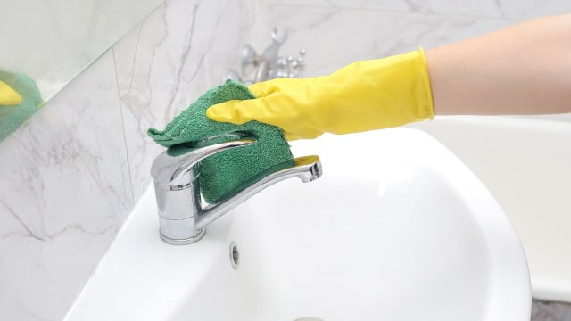 A mistura caseira é mais indicada para limpar pia, bancada, box e outras superfícies com sujeira leve (Créditos: Shutterstock)