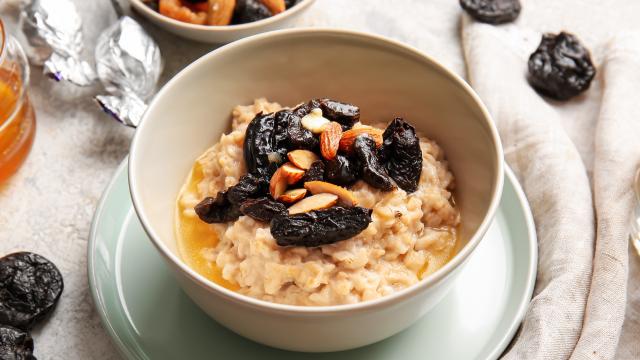 Nem leite, nem iogurte: o alimento esquecido que é fonte de vitamina valiosa para fortalecer os ossos depois dos 50