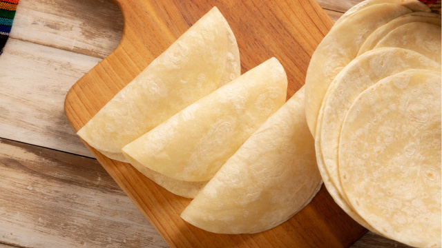 Nunca mais compre pronto: aprenda a fazer tortilla caseira com apenas 5 ingredientes e prepare tacos, wraps e panquecas deliciosas