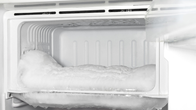 4 dicas para descongelar a geladeira mais rápido e poupar tempo na cozinha