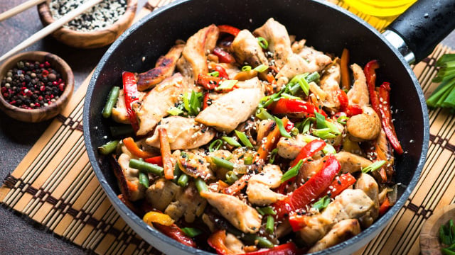 Frango salteado com legumes ao estilo chinês: uma receita fácil, suculenta e saborosa para qualquer dia