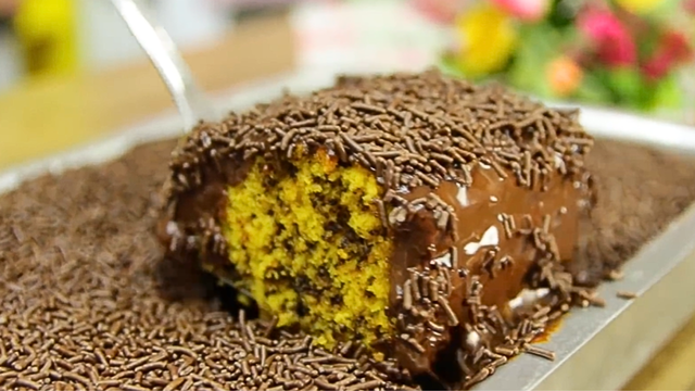 Bolo formigueiro de cenoura é minha nova receita favorita: massa fofinha e cobertura generosa para servir no lanche da tarde