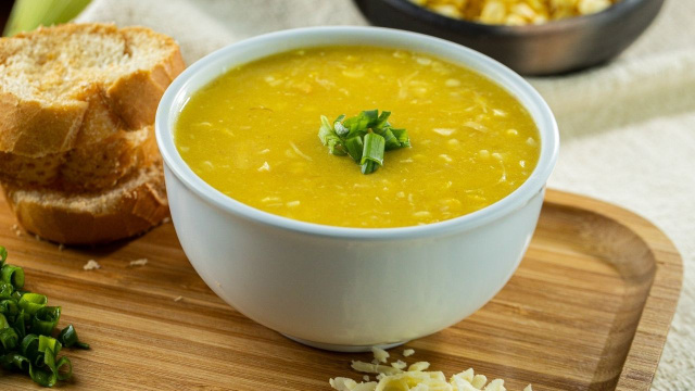 O caldo de frango com mandioca é uma combinação de outro mundo! (Créditos: Shutterstock)