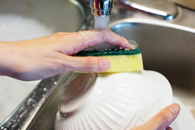 Experimente colocar uma colher de sal dentro da esponja e veja o que acontece