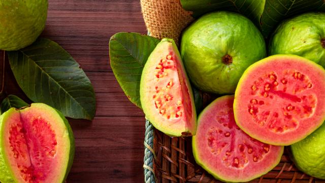 Todo homem deveria comer goiaba com frequência: fruta tem benefício IMPORTANTE pro público masculino