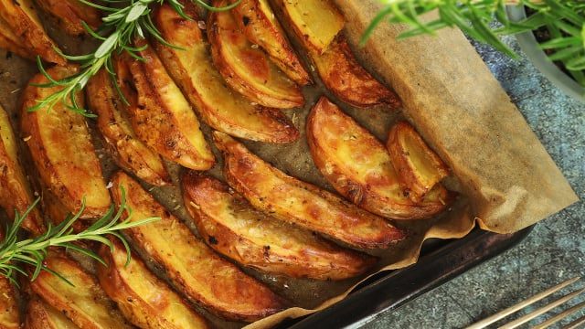 Não cozinhe a batata na água antes: assim ela fica macia por dentro e crocante por fora