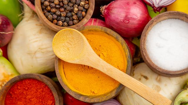 Não desperdice os benefícios da cúrcuma! Nutricionista revela duas estratégias fundamentais