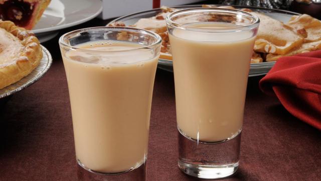Brinde a festa com estilo com essa batida de amendoim deliciosa (Créditos: Shutterstock)