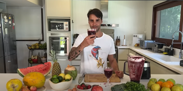 Na casa da Ivete não falta! Daniel Cady ensina suco de atleta para sobrar energia no treino; veja receita