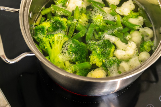 Nunca cozinhe brócolis ou couve-flor da forma tradicional: eles ficam mais saborosos e com menos cheiro forte se você usar apenas um ingrediente.