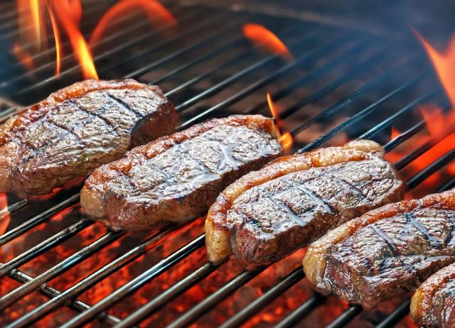 Poucas pessoas sabem, mas esse é o truque secreto dos churrasqueiros para deixar a carne mais suculenta e saborosa