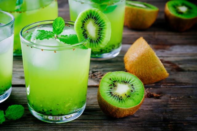 Caipisakê de kiwi, drink para o signo de Áries (Créditos: Shutterstock) 