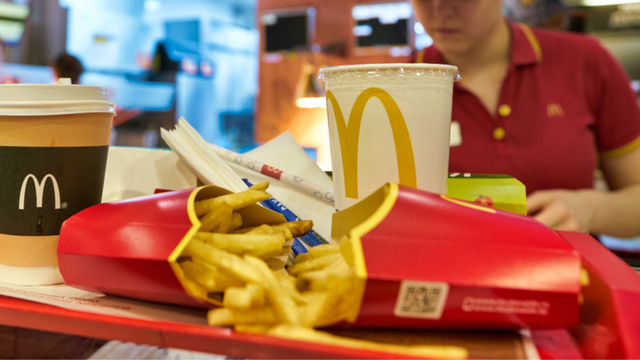 Funcionária de 29 anos trabalha no McDonald's, ganha até R$ 25 mil por mês e agora ela revela como isso é possível!