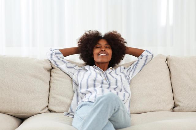 O que significa gosta de ficar em casa e não ver ninguém: a explicação da psicologia para quem curte uma solidão