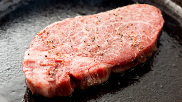Aplique algumas gotas de óleo diretamente no bife antes de levá-lo ao fogo. (Créditos: Shutterstock)