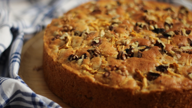 Adeus, pão francês! Misture banana, maçã e aveia e faça esse bolo de café da manhã sem farinha e sem açúcar